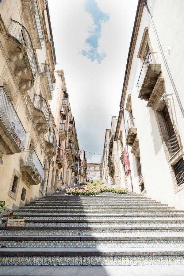 Palazzo Taranto Luxury Rooms กัลตาจีโรเน ภายนอก รูปภาพ