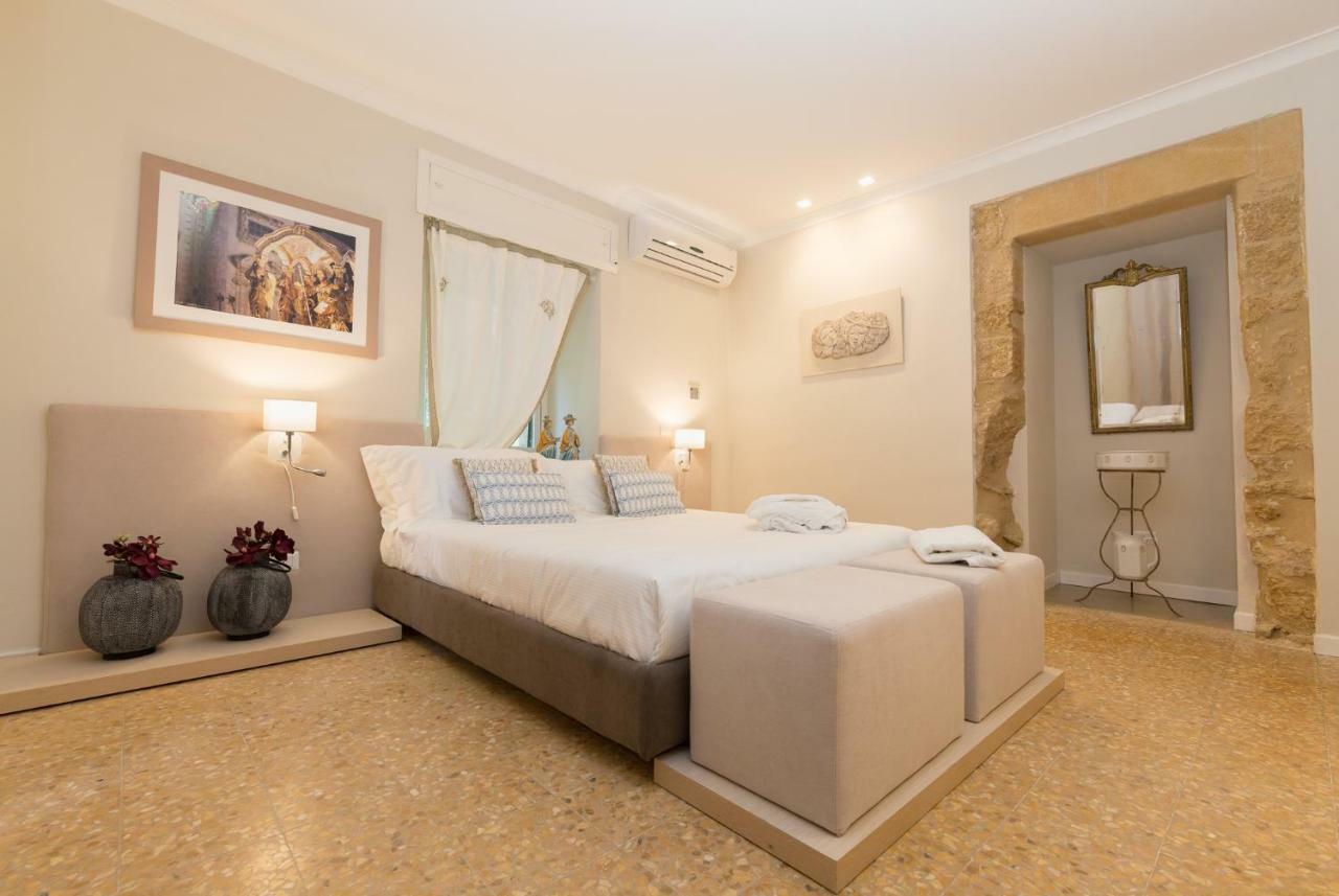 Palazzo Taranto Luxury Rooms กัลตาจีโรเน ภายนอก รูปภาพ
