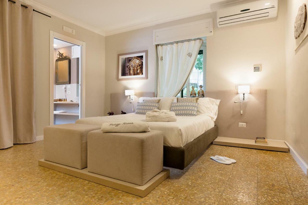 Palazzo Taranto Luxury Rooms กัลตาจีโรเน ภายนอก รูปภาพ